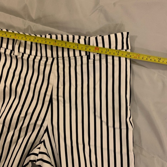 H&M white/navy pinstriped stretchy flat front slacks size 8 (fits like a 5) - Picture 7 of 9